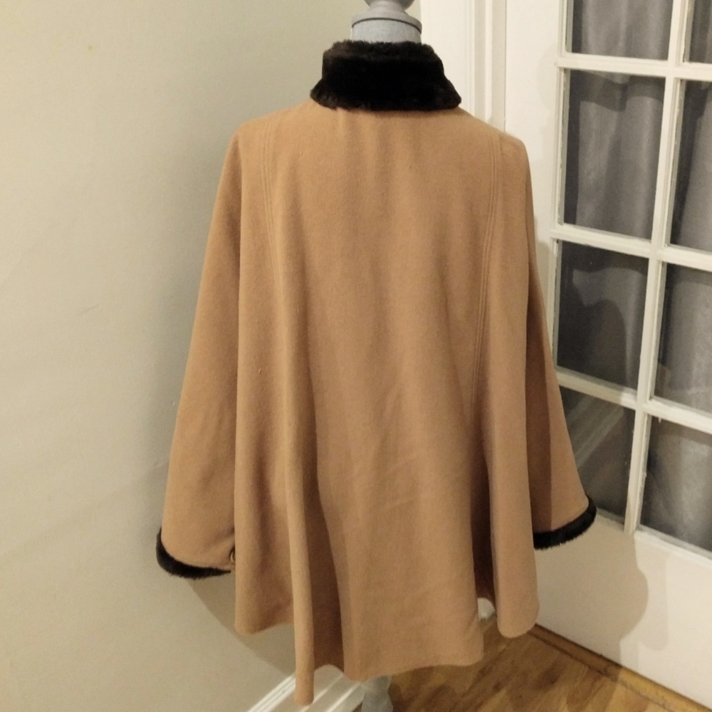 1970s Luba Rudenko Vintage Cape - Picture 2 of 8